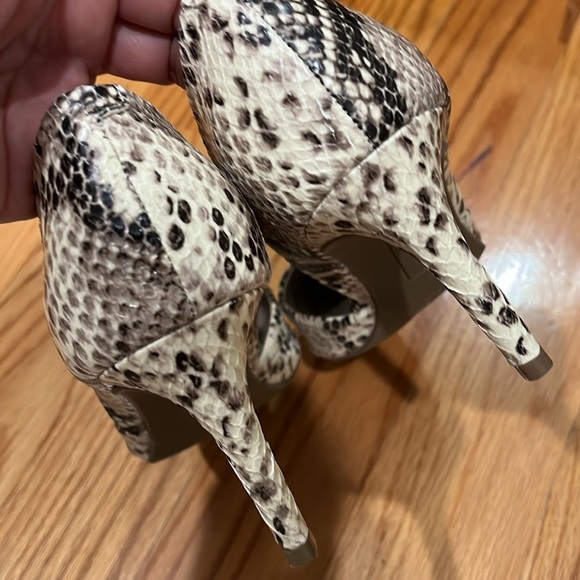 Bandolino snake effect shoes. US 8.5 - Picture 3 of 9